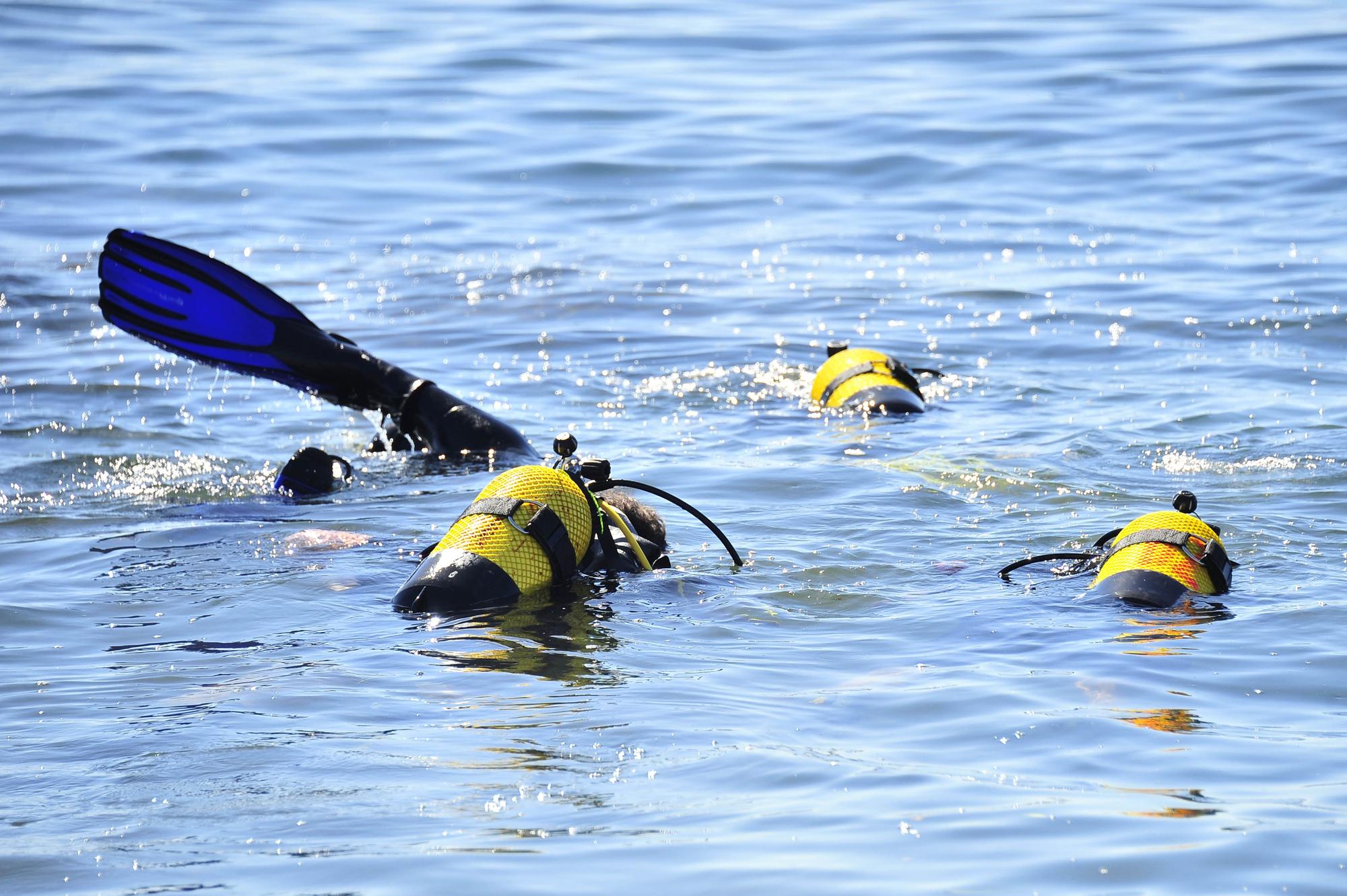 Recogida de plásticos en el fondo marino en la Playa del Carabassi