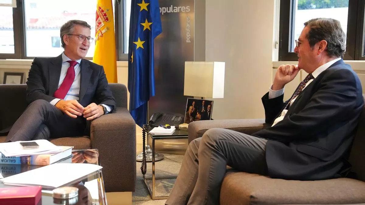 Alberto Núñez Feijóo y Antonio Garamendi, este lunes, en el despacho del líder del PP en la sede del partido en Madrid.