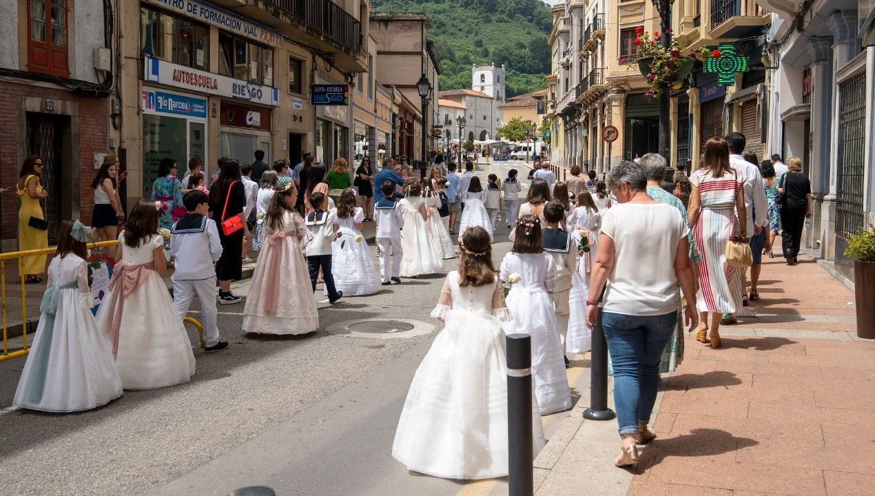 Pravia disfruta el Corpus y se llena de color con las alfombras ornamentales