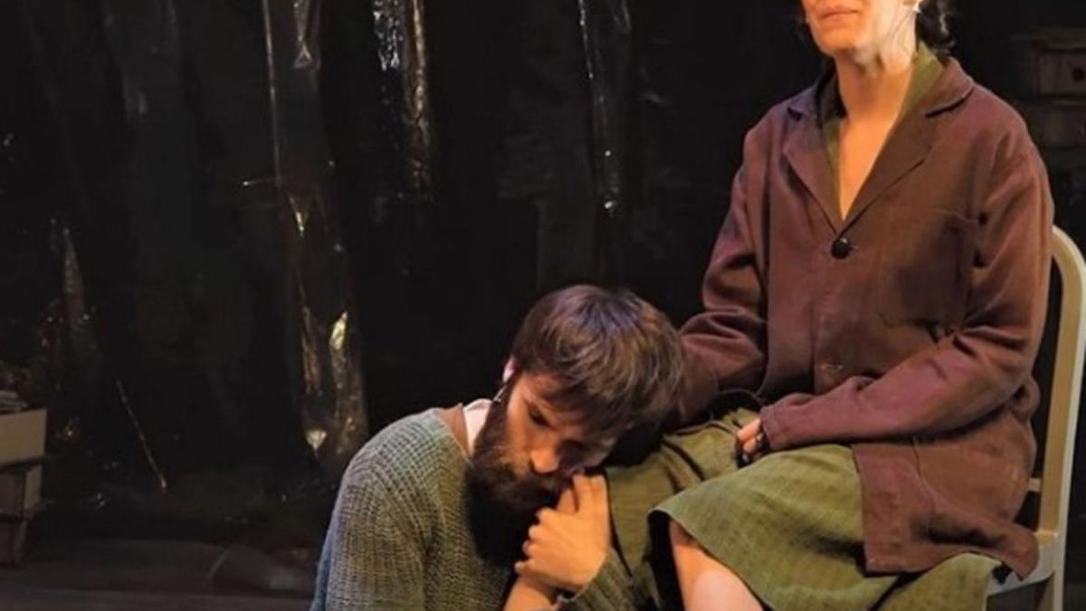 Ricardo Gómez y Belén Cuesta en una función de “El hombre almohada”. | elteatrero.com