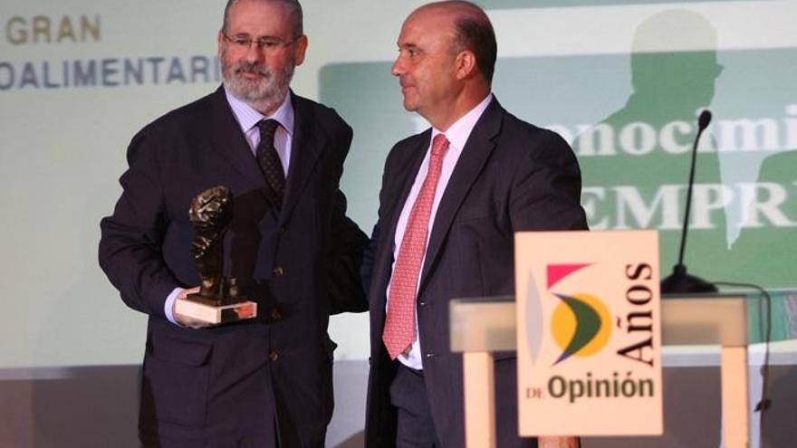 El presidente de Dcoop, José Moreno, recogió en junio de 2014 el premio de La Opinión de Málaga a la mejor Empresa en el XV aniversario del diario, de manos del gerente Aurelio Fornelio.