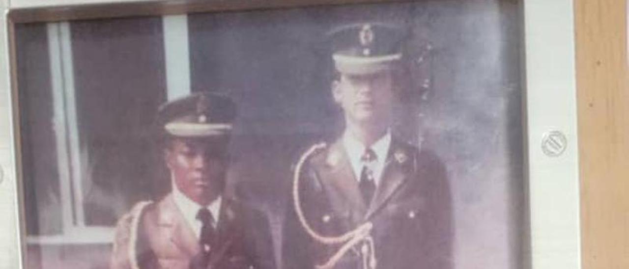 Gabriel Nsé Obiang, el líder opositor al régimen de Guinea Ecuatorial que se halla en paradero desconocido, junto al rey Felipe VI en la Academia General Militar de Zaragoza.