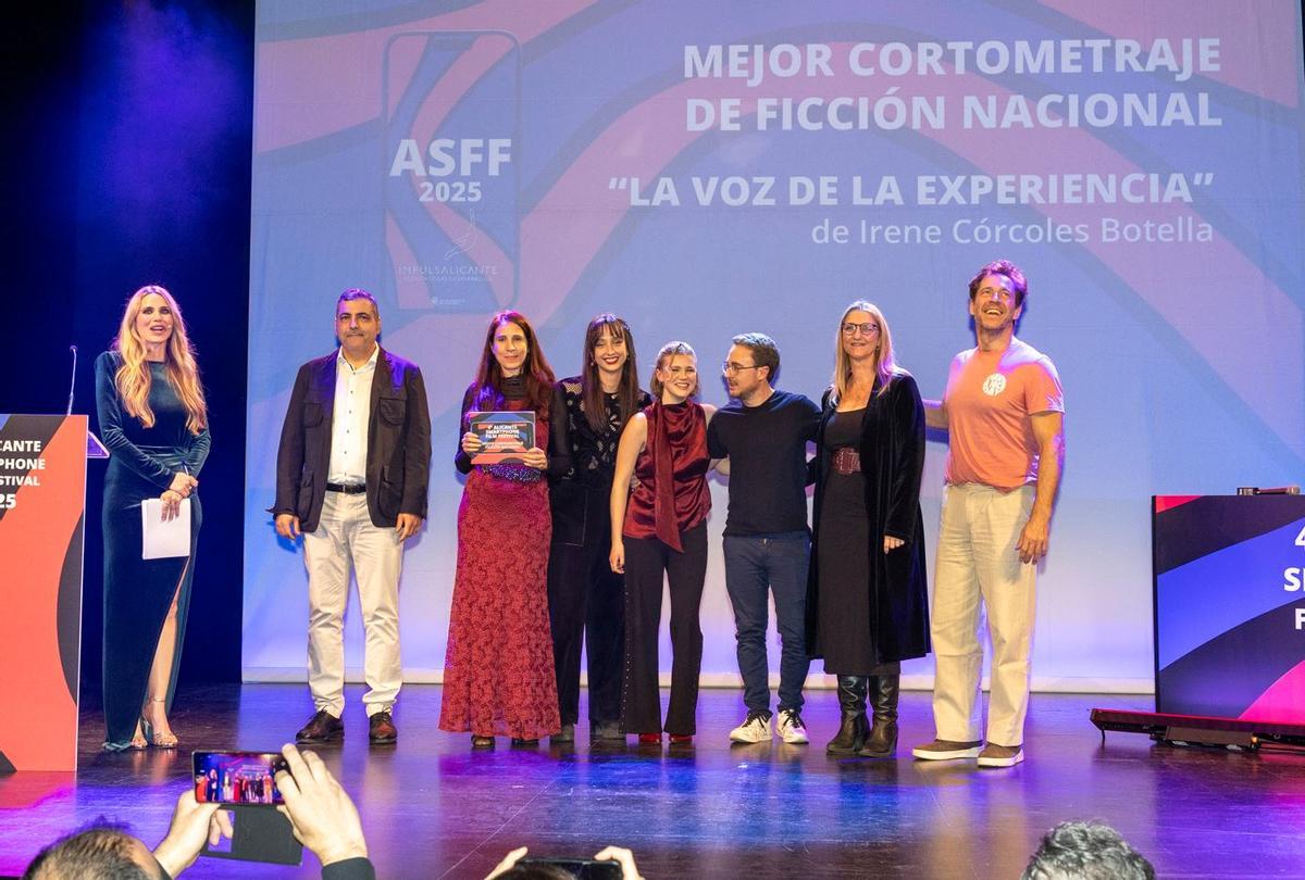 Vanesa Romero, a la izquierda, con el equipo del corto ganador "La voz de la experiencia"