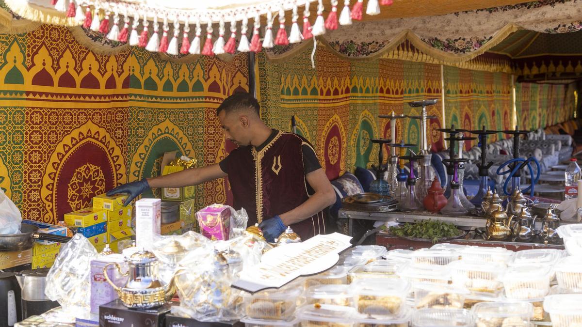 Un comerciante en el Mercado Medieval de Caravaca de la Cruz.