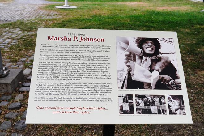 Placa conmemorativa en el Marsha P. Johnson State Park.