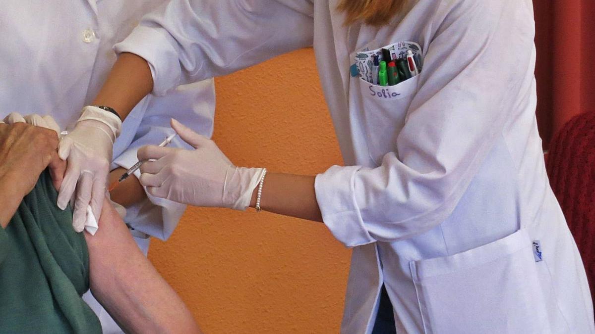 Un hombre recibe una vacuna contra el COVID. | Europa Press