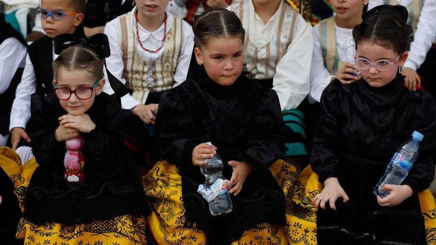 Las pequeñas danzantes echaron mano del agia para afrontar la calurosa tarde.