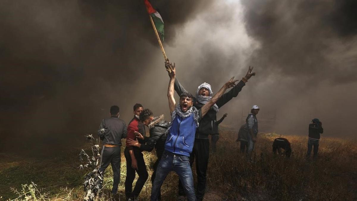 zentauroepp42806357 palestinian demonstrators shout during clashes with israeli 180406143932