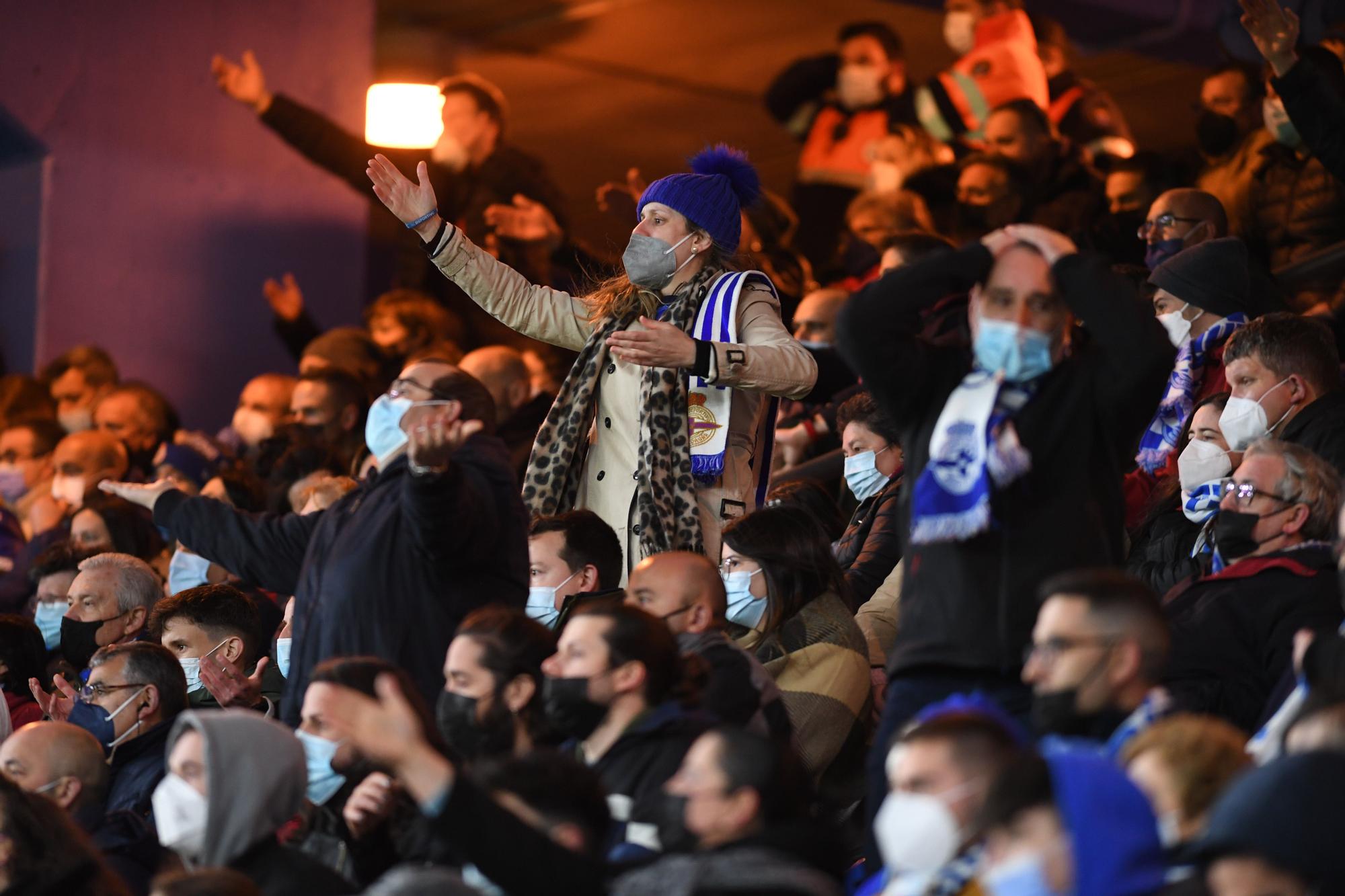 Gran ambiente en las gradas de Riazor para el Deportivo - Racing de Ferrol