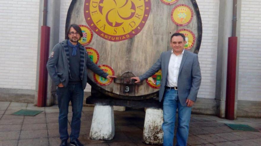 Maxi Francisco y Juan Cañal, ayer, en el Museo de la Sidra de Nava.