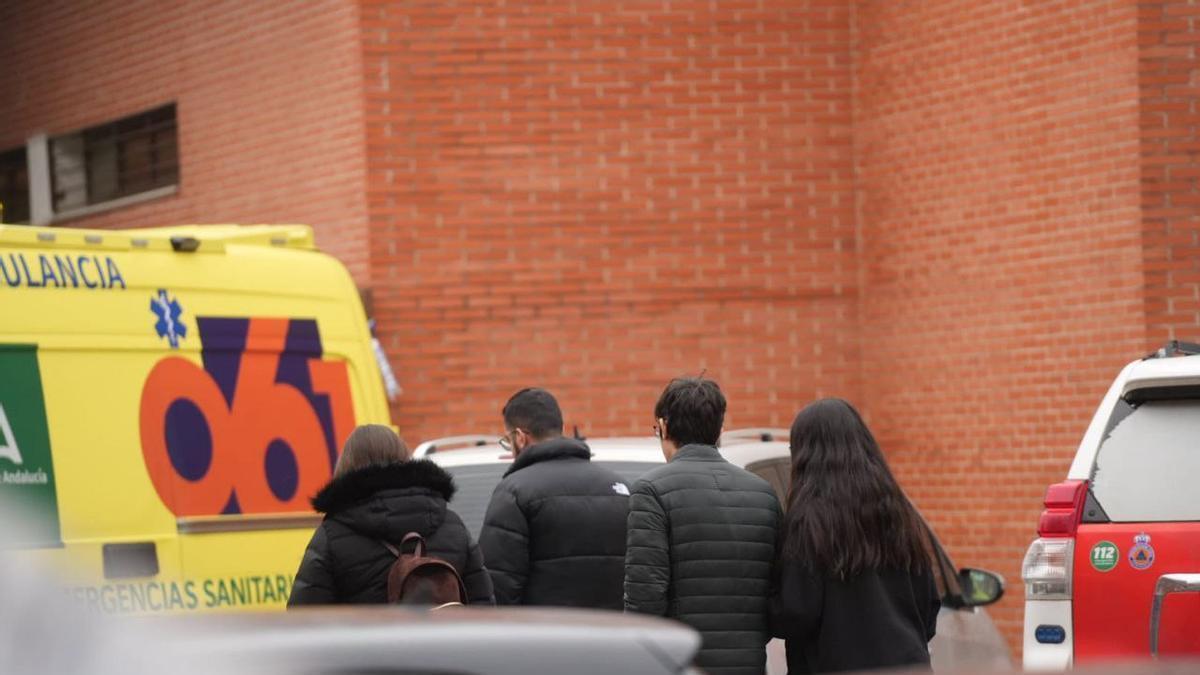Familiares en el entorno del centro cívico Poniente Sur.