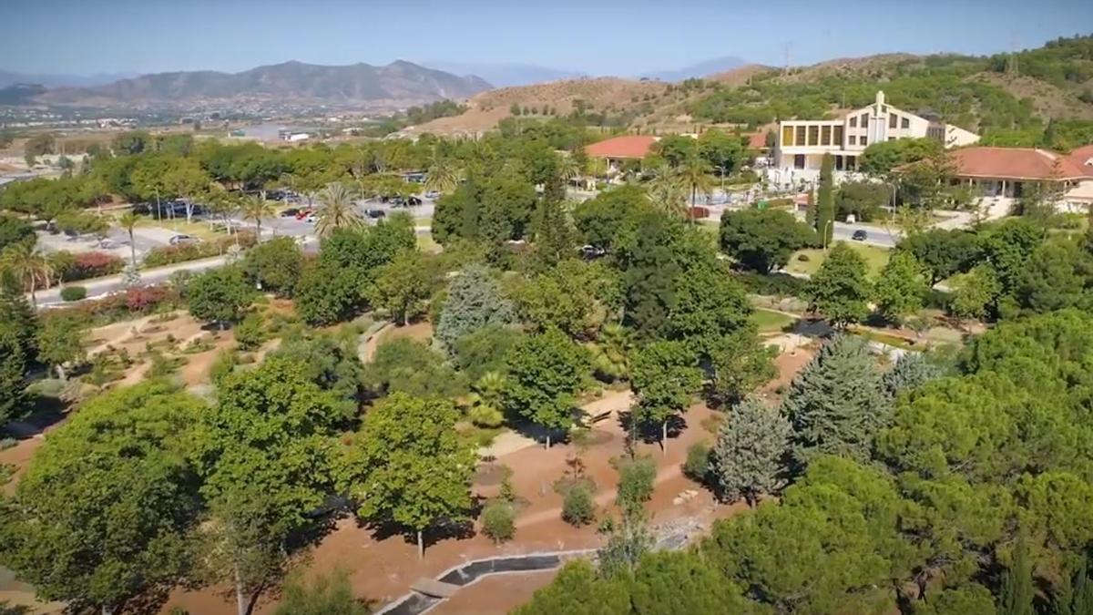Vista aérea del Jardín del Recuerdo en el cementerio de San Gabriel.