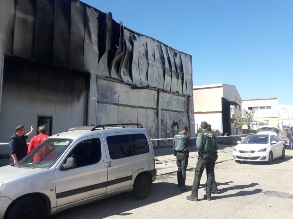 Un incendio destruye la nave industrial de dos empresas en Inca