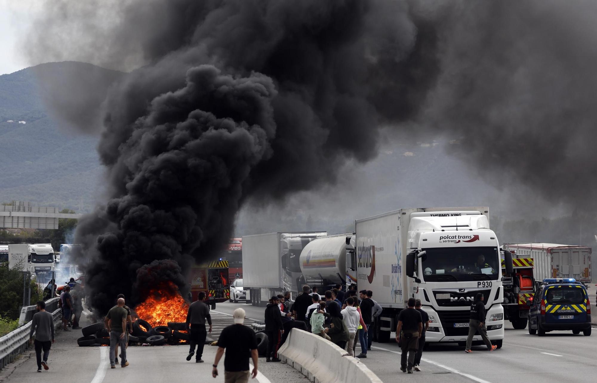 Tallada l'autopista a la frontera per una manifestació de viticultors a l'A-9 al Voló