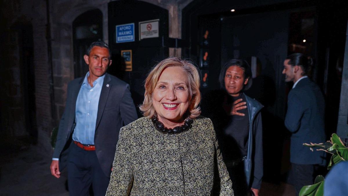 Hillary Clinton a su salida del restaurante en el Born.