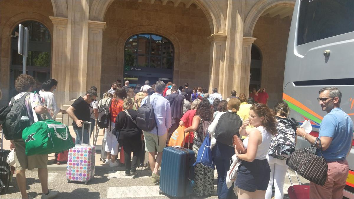 Viajeros esperando en la estación de tren de Zamora.