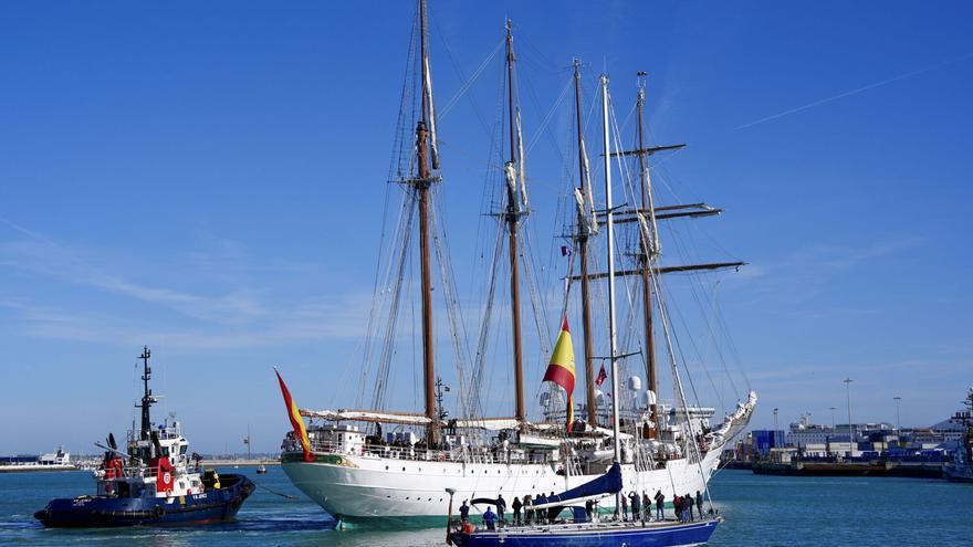 Emoción en Cádiz en la despedida del Juan Sebastián de Elcano rumbo a su 98º crucero
