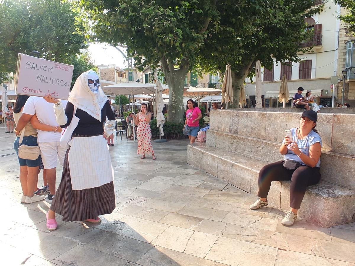 Madó Farta, l'activista darrere la pagesa-calavera: «Els turistes no són l’enemic; són una conseqüència d’un model»