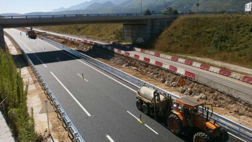 La calzada norte de la autovía, a primera hora de la tarde de ayer, en una imagen tomada desde la rotonda de L'Arquera.