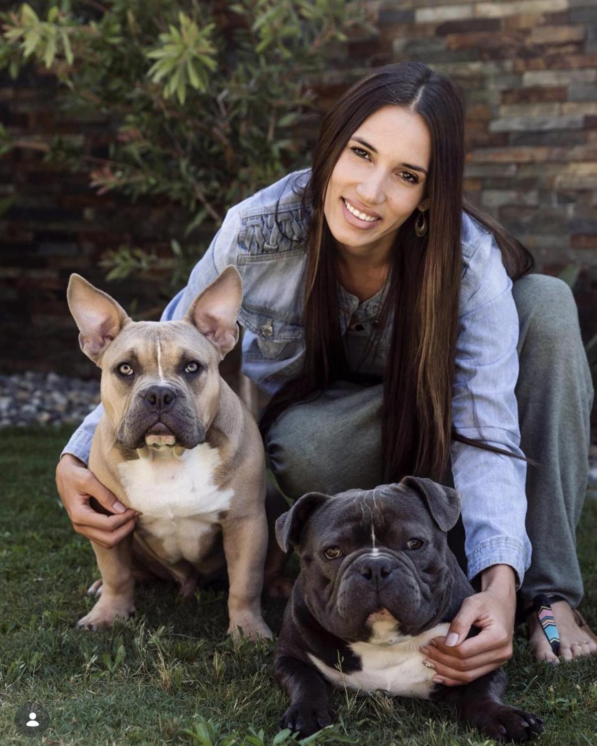 India Martínez junto a sus perros Buddha y Tango