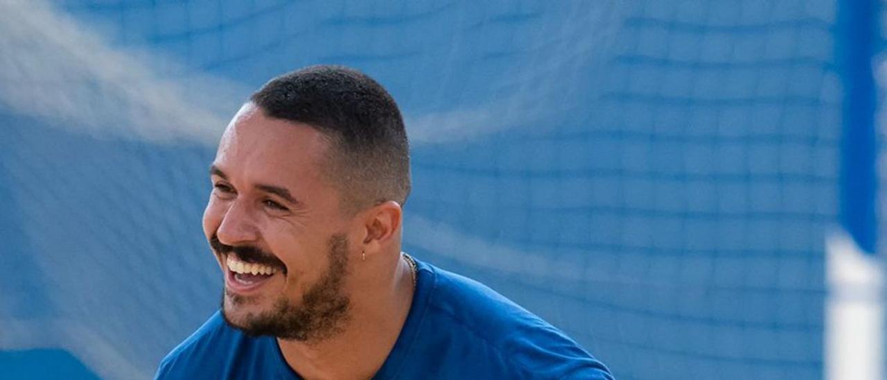 Alejandro Fernández, jugador del Guaguas, sonriente en un entrenamiento. | | LP/DLP