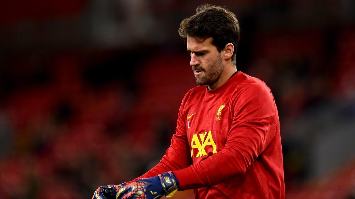 Alisson con la camiseta del Liverpool