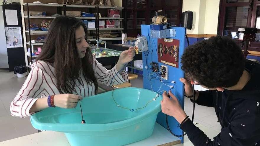 Dos alumnos del instituto trabajan en el desarrollo de uno de los proyectos seleccionados.