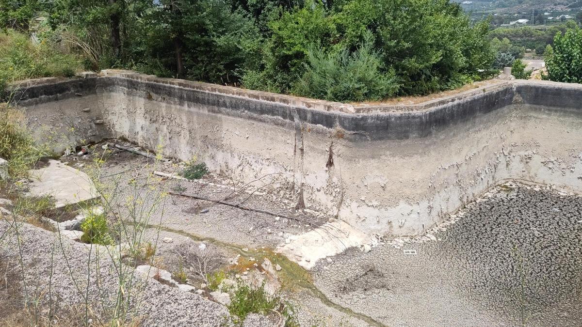 La alberca histórica se vació en mayo para inspeccionar la estructura.