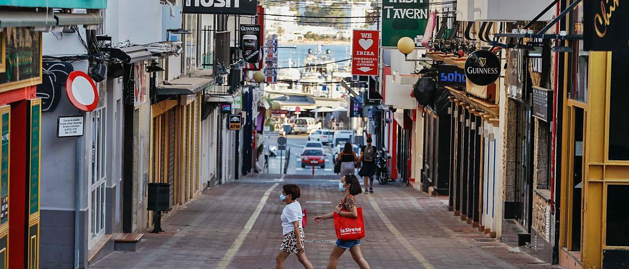 Dos mujeres cruzan la calle principal de la zona del West End, con los locales cerrados, en una imagen de archivo. | ZOWI VOETEN