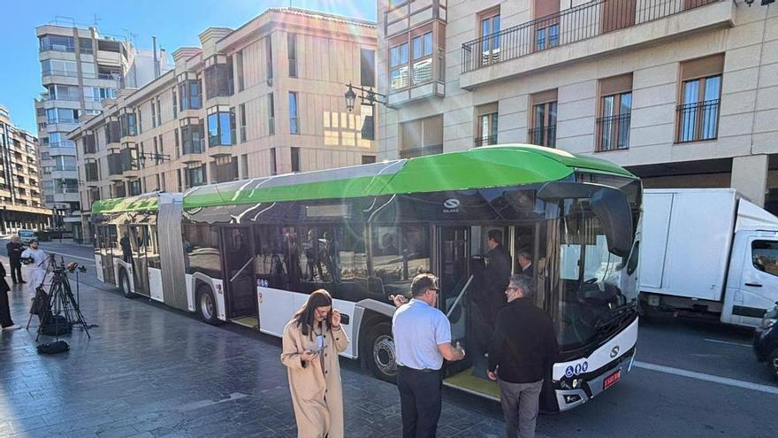El bipartito de Elche prueba un autobús articulado de 18 metros para la futura red y abre la puerta a que la nueva contrata se demore