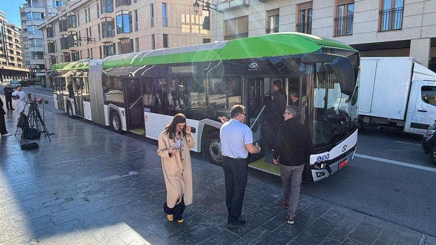 Elche prueba un autobús articulado con capacidad para 125 pasajeros