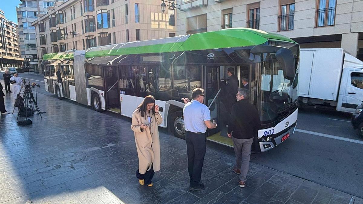Elche prueba un autobús articulado con capacidad para 125 pasajeros