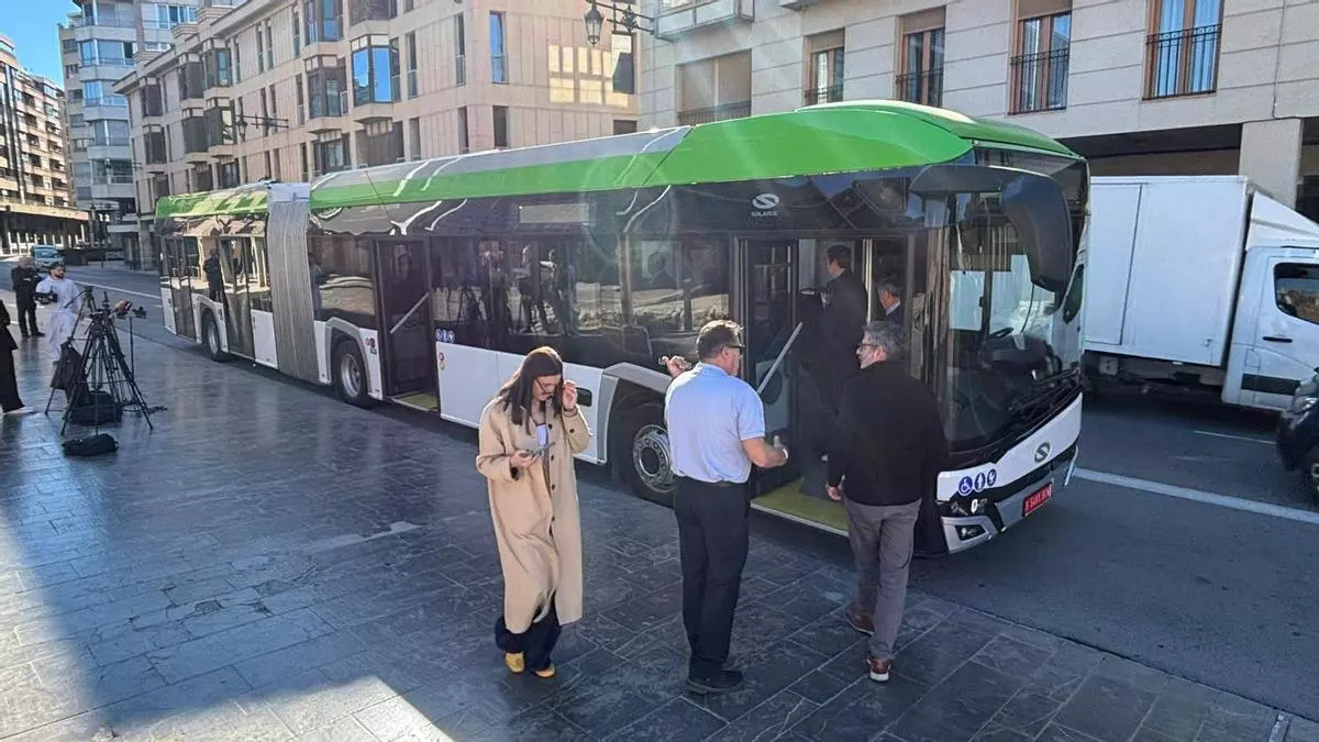 El bipartito de Elche prueba un autobús articulado de 18 metros para la flota de la nueva contrata