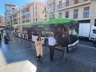 El bipartito de Elche prueba un autobús articulado de 18 metros para la futura red y abre la puerta a que la nueva contrata se demore