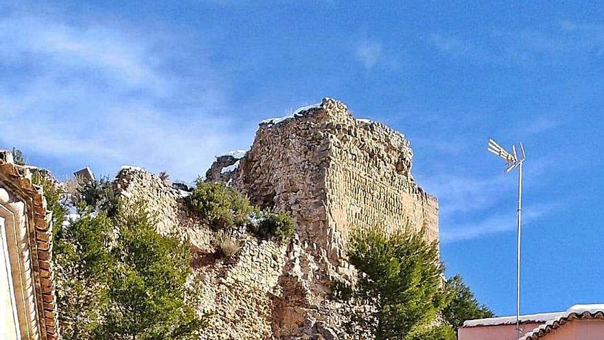 Derrumbe del muro del castillo, al lado de la iglesia. | LEVANTE-EMV