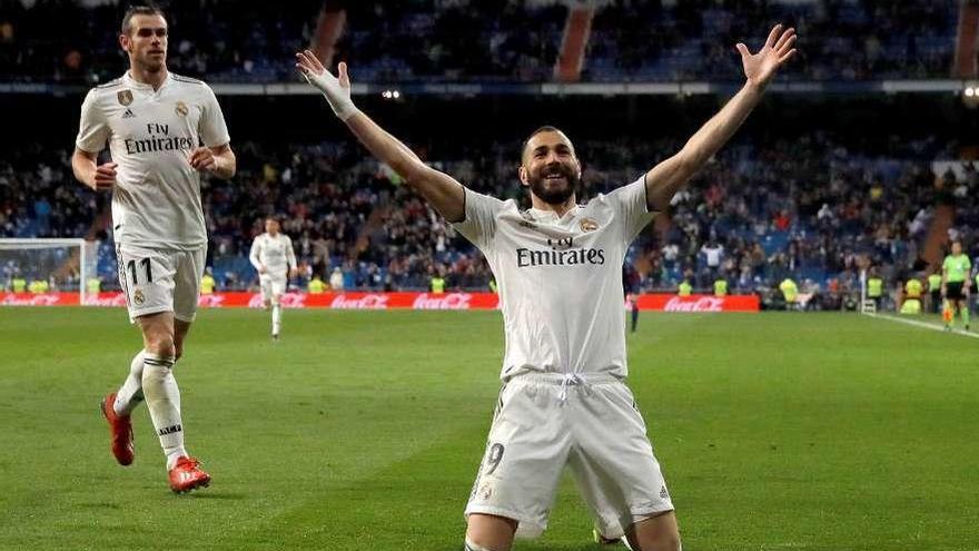 Bale acude a felicitar a Benzema tras el gol del francés, que decidió el partido. // JuanJo Martín