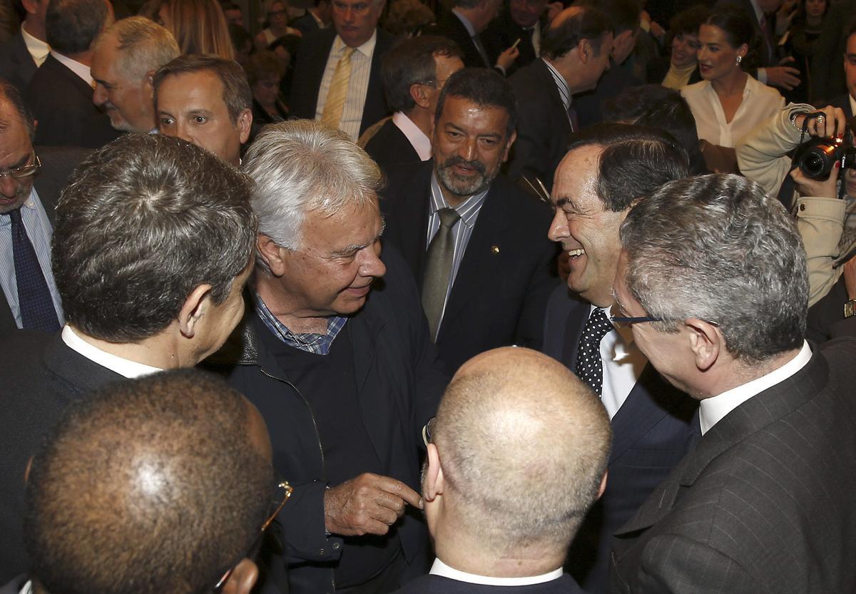 Los expresidentes del Gobierno Felipe González y José Luis Rodríguez Zapatero charlan con el expresidente del Congreso José Bono durante la presentación de su libro 'Diario de un ministro', el 26 de marzo de 2015, en Madrid. 