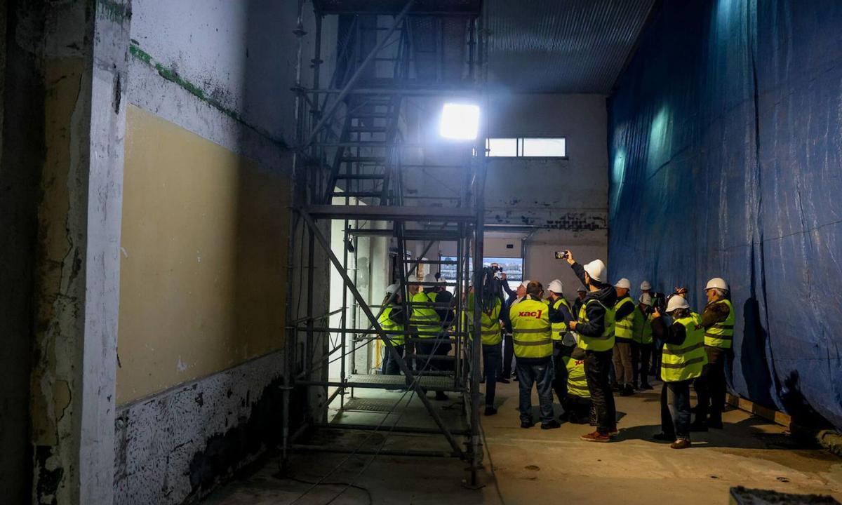 La comitiva en la parte de la lonja de Cambados que aún está en obras. |  Iñaki Abella