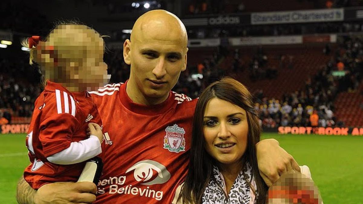 Shelvey, exjugador del Liverpool, junto a su família