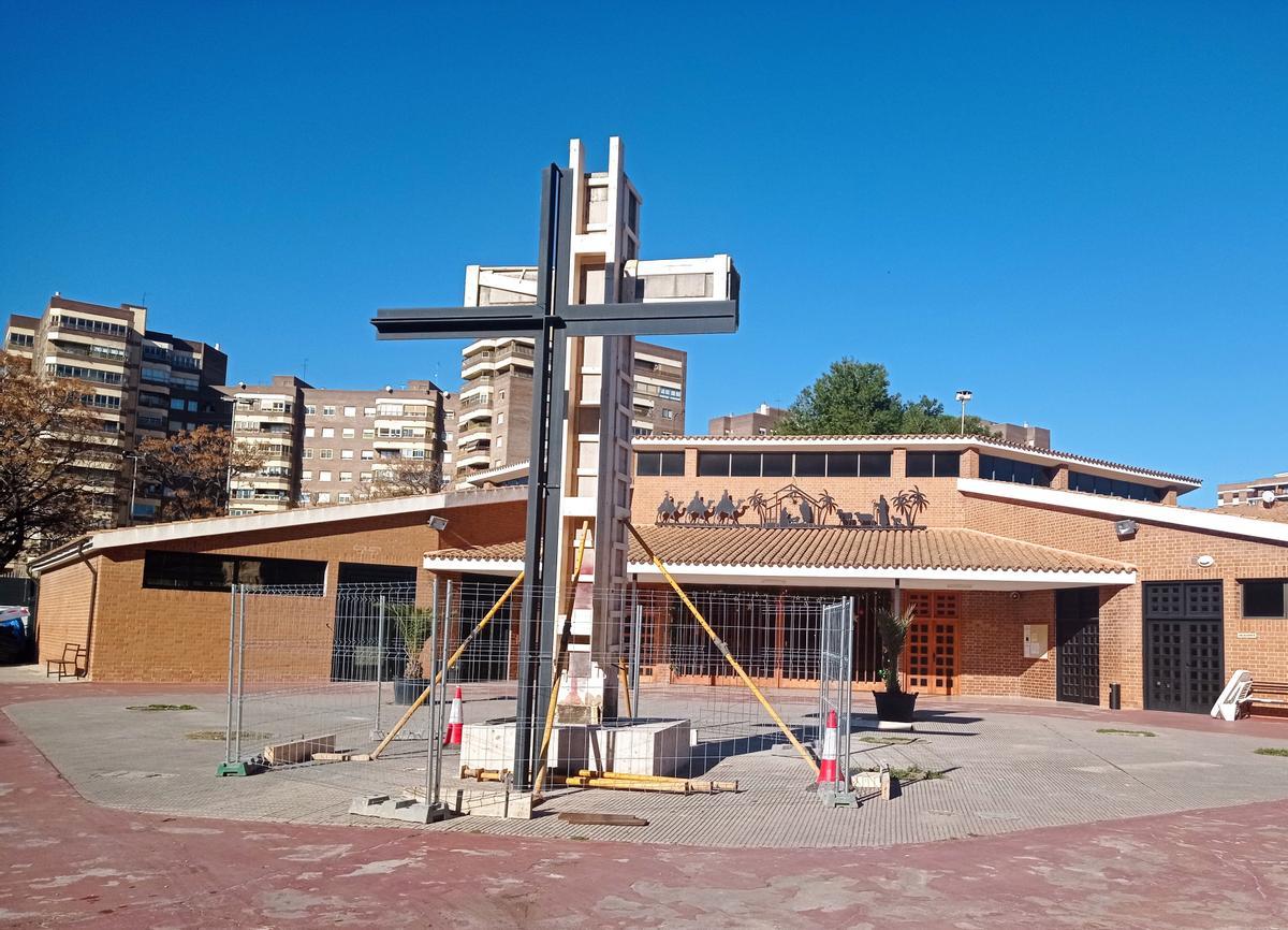 La cruz del Ribalta, este jueves, en la explanada de la iglesia de Santo Tomás de Villanueva.