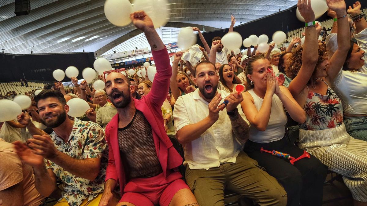 El público, entregado al desfile de candidatas mayores.