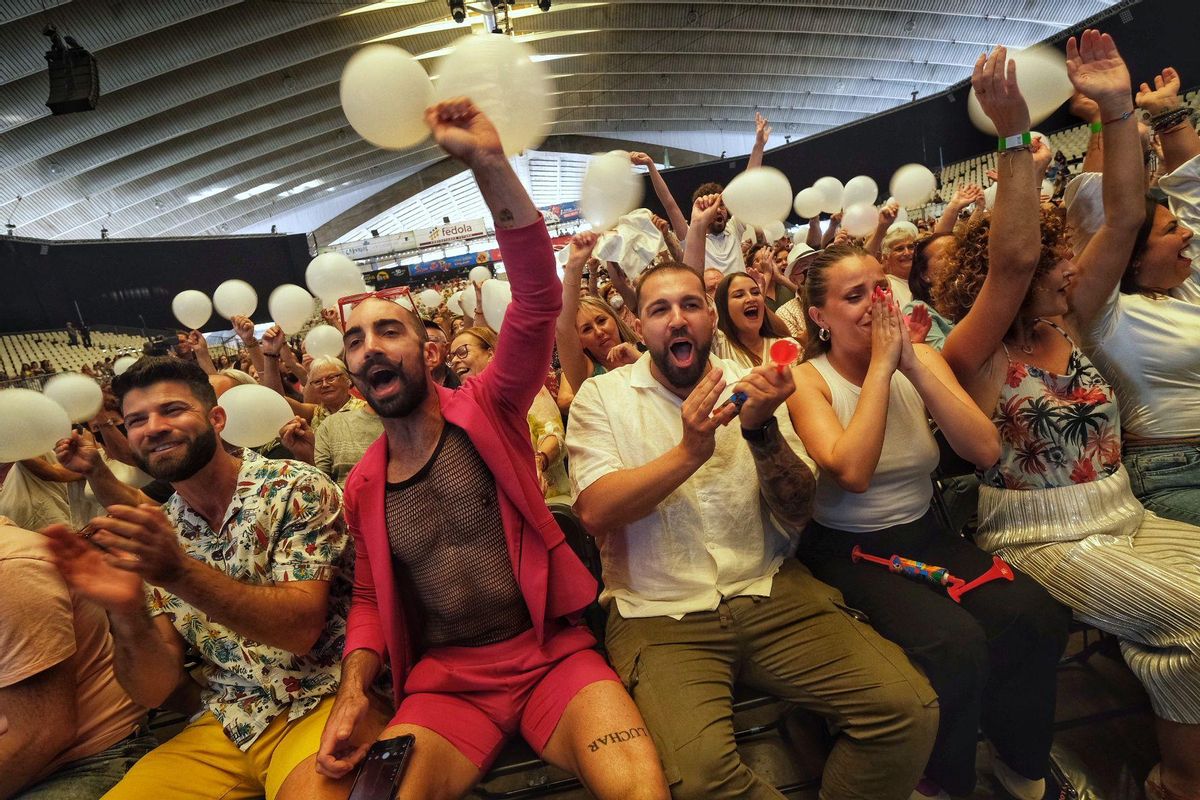El público, entregado al desfile de candidatas mayores.