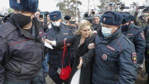 Agentes rusos detienen a Anastasia Vasilyeva, líder del sindicato médico próximo al Fondo contra la Corrupción, frente al penal IK-2 en el que está encarcelado Alekséi Navalni.