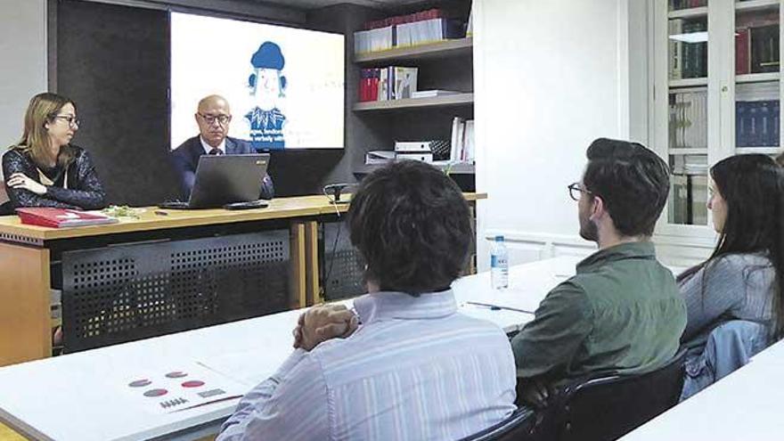 María Santana y Julio Capilla, con los estudiantes.