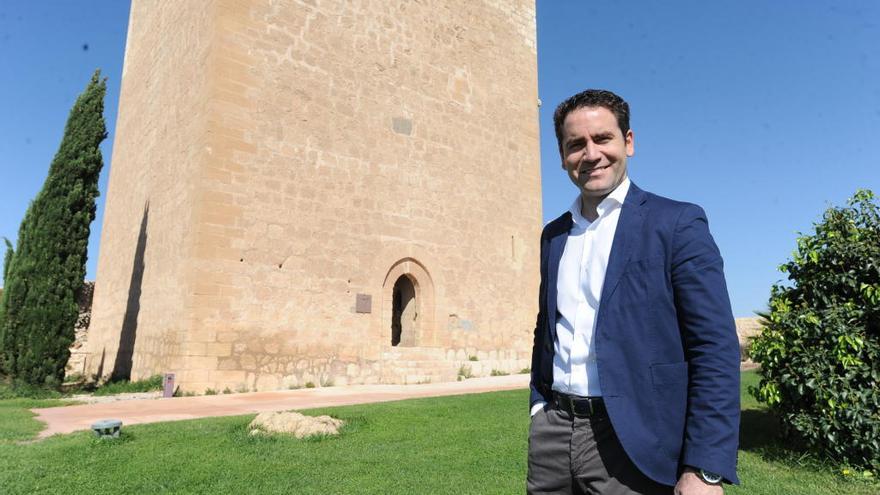 Teodoro García Egea, junto a una de las torres del Castillo de Lorca.