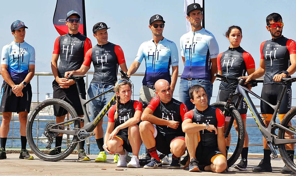 Imagen de los ciclistas que tomaron parte en la presentación de los maillots de la 20ª edición de la Vuelta.