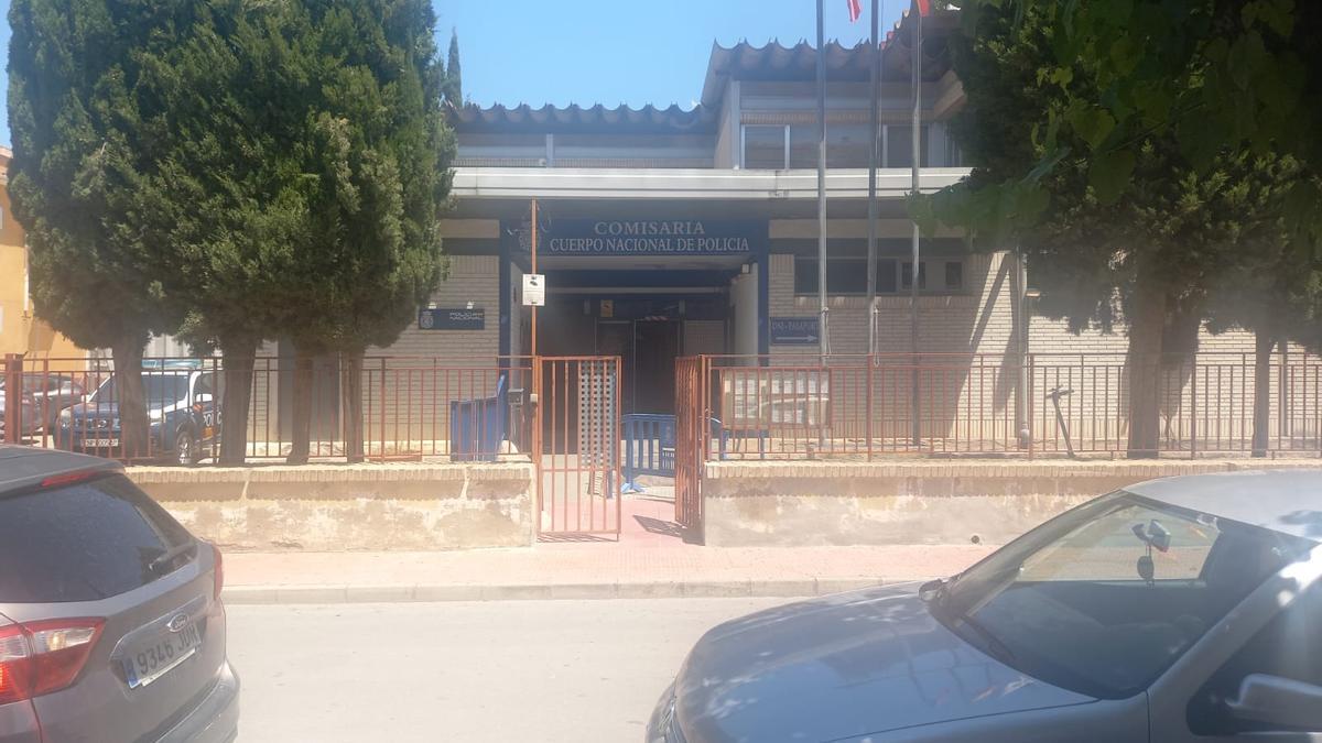 Fachada de la comisaría, que en tiempos fue un centro educativo.