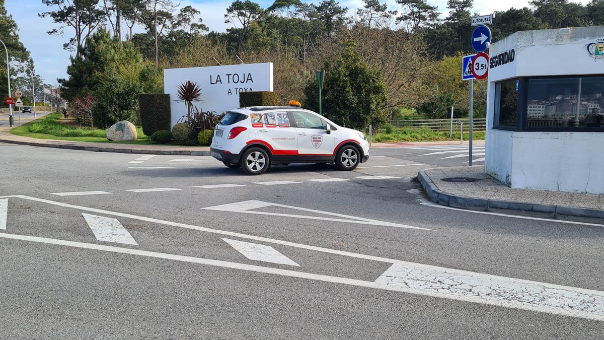 Foto tomada ante la parcela de los burros, situada justo en la entrada de la isla.