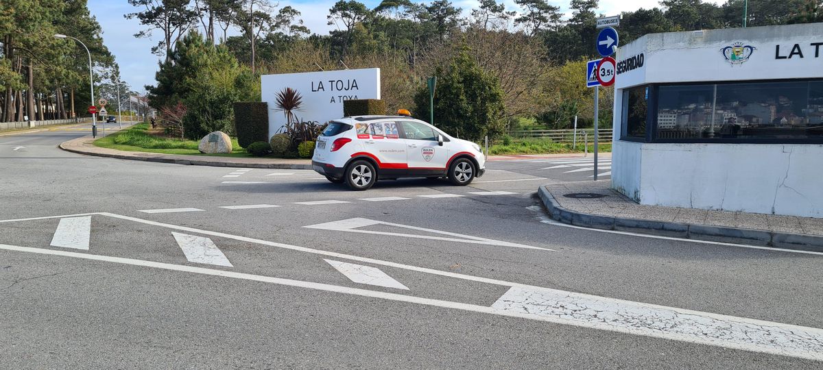 Foto tomada ante la parcela de los burros, situada justo en la entrada de la isla.