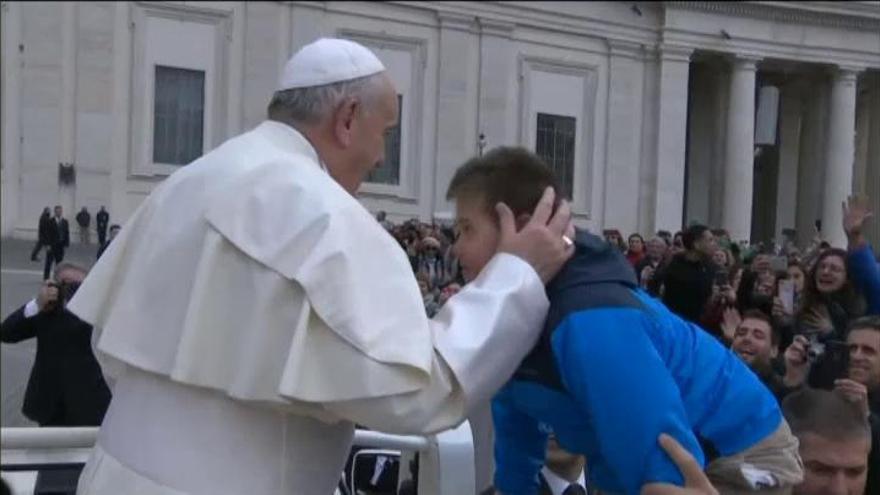 El Papa Francisco sube a un niño con síndrome de Down al papamóvil